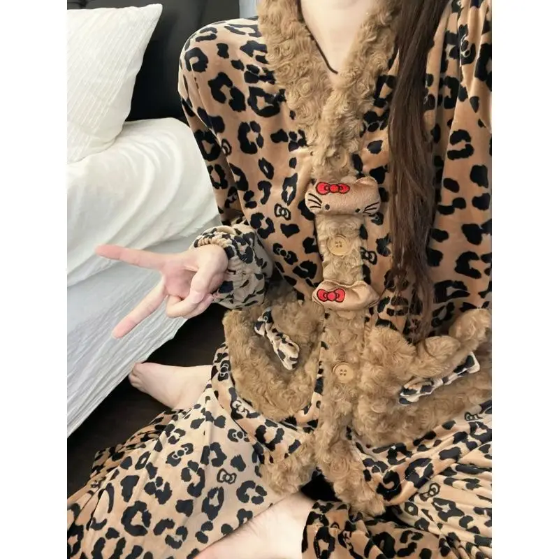 

Женская двухсекционная одежда Hello Kitty, коричневая, зима 2025 года, с леопардовым принтом, контрастная пушистая одежда для сна, повседневная одежда для сна Y2K, эстетичная посадка, повседневная ночная рубашка