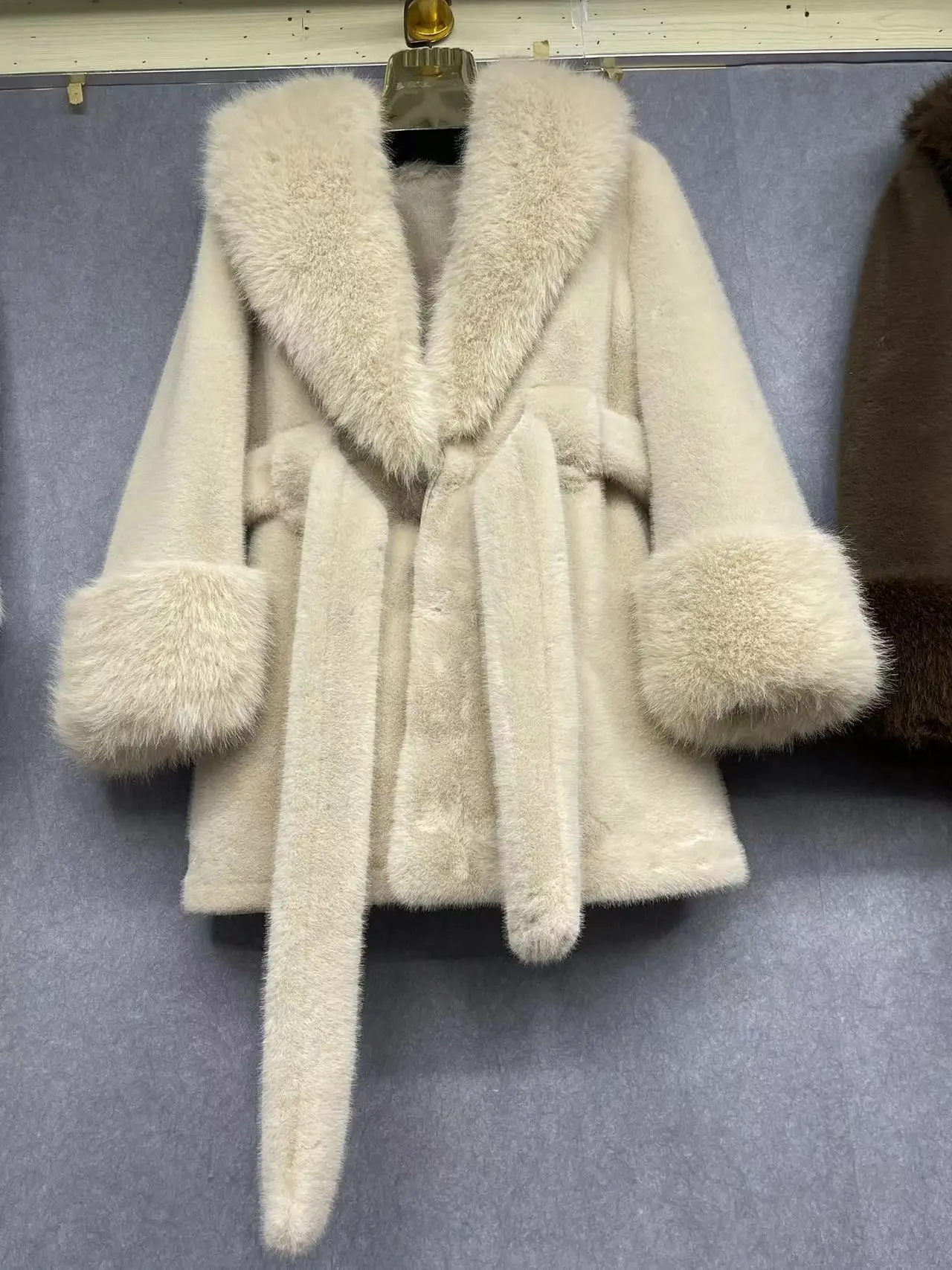 Luxury High Quality New Large Fur Collar Fur Coat Belt Slim Jacket Women Winter Warm Eco-Friendly Mink Fox Fur Coat Premium Tops
