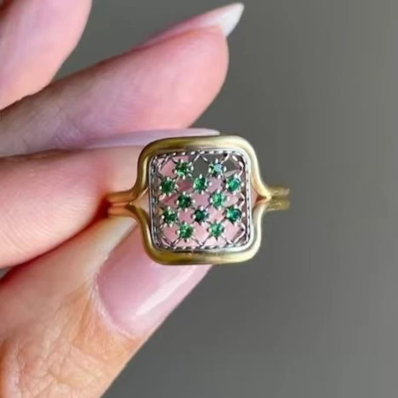Retro-Ring im Hofstil mit grünem Zirkonia-Besatz, aus Kupfer gefertigt, ein zweifarbiger modischer Damen-Schmuckring als Geschenk.