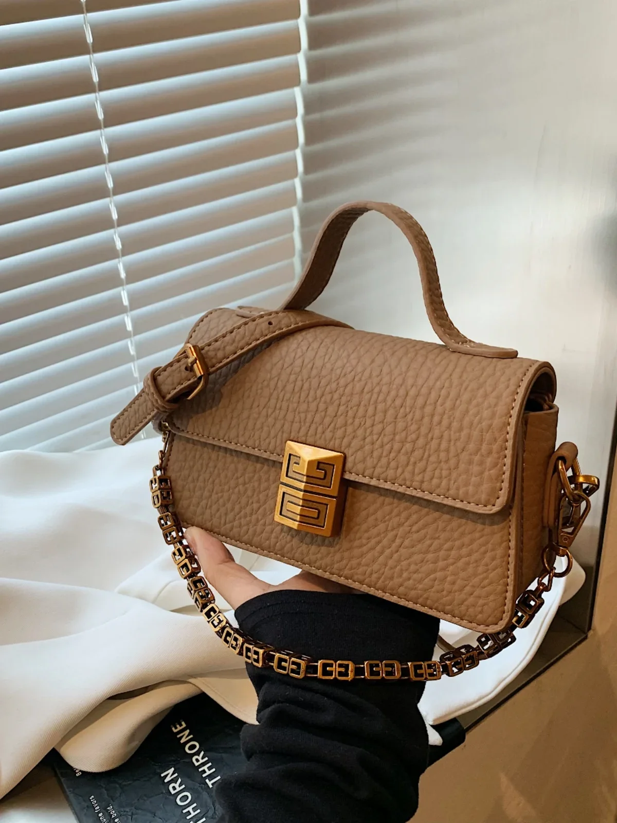 2025 nuevo bolso cuadrado marrón retro impermeable de color sólido de cuero suave pequeño para mujer bolso cruzado diseñador versátil