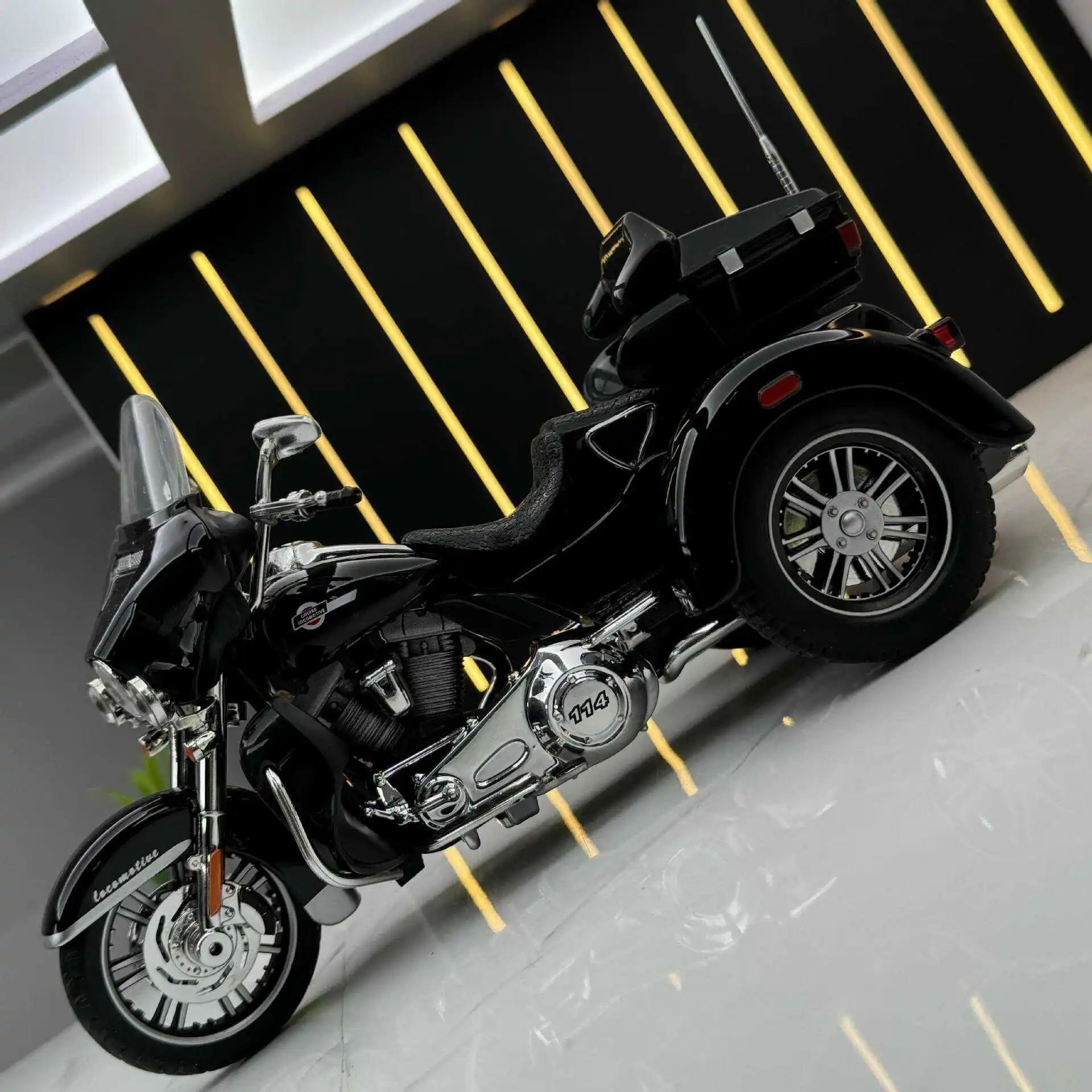 1:9 Tri Glide CVO 2021 Alloy Die Cast Motorcycle Model Toy Vehicle Collection Sound and Light Off Road Autocycle Toys Car