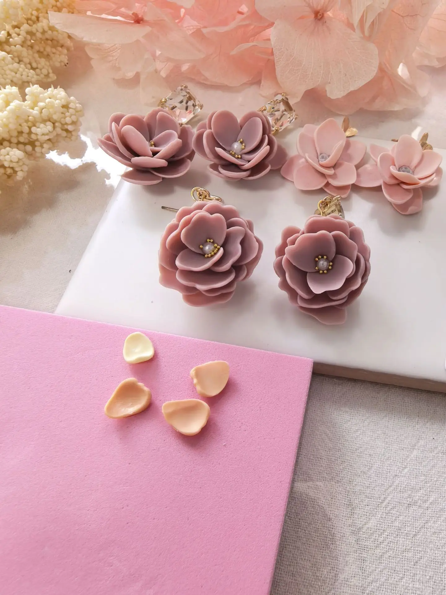 10 x 10 cm große PLA-Arbeitsmatte mit Antihaftbeschichtung für die Herstellung von Blumen und Blütenblättern aus Polymer-Ton – Gelb- und Rosa-Bastelunterlage für Schmuck und Ohrringe – Detail 9