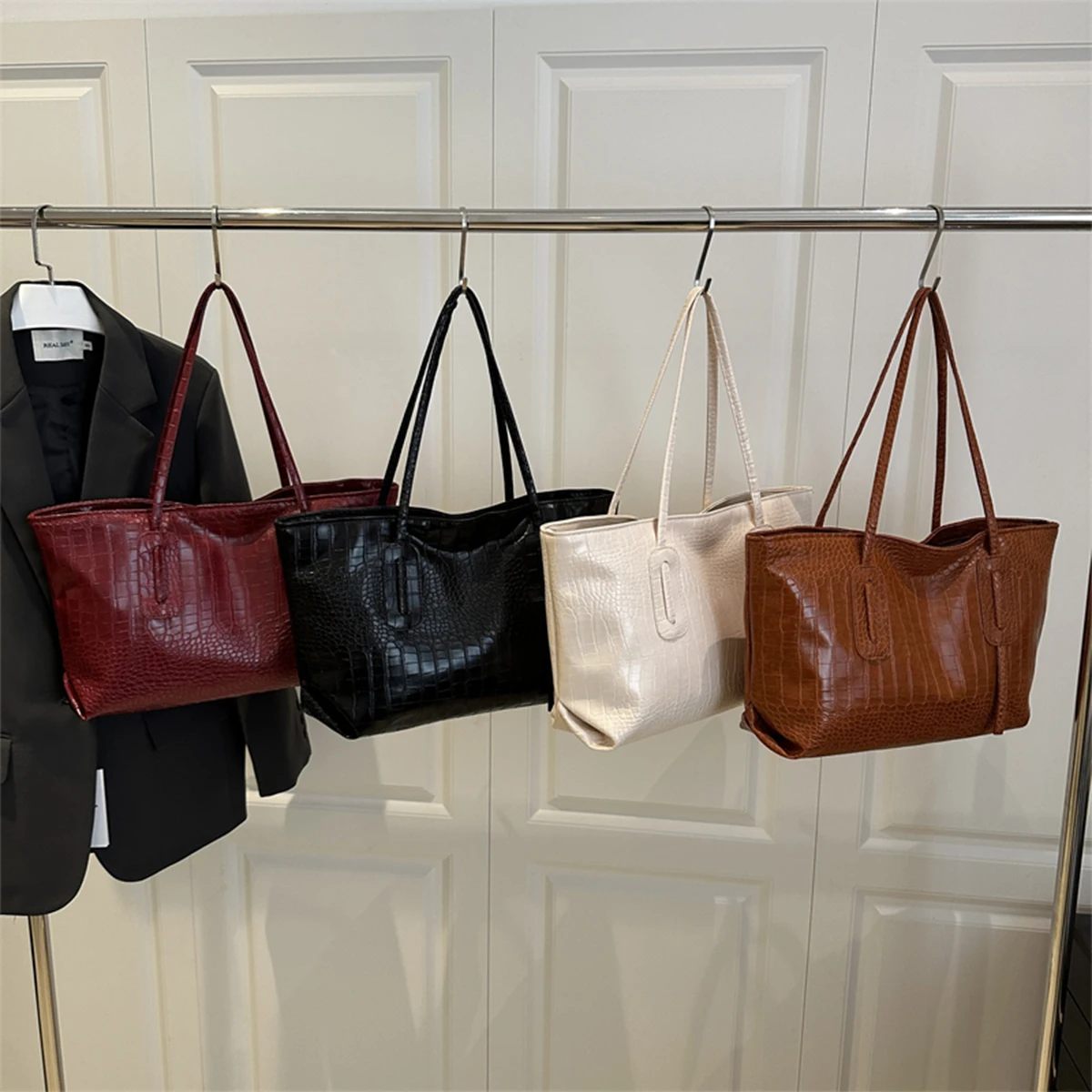 

Women's Fashion Crocodile Print Tote Bag Large Capacity PU Lightweight Shoulder Bag Zipper Shoulder Bag for Commute Shopping