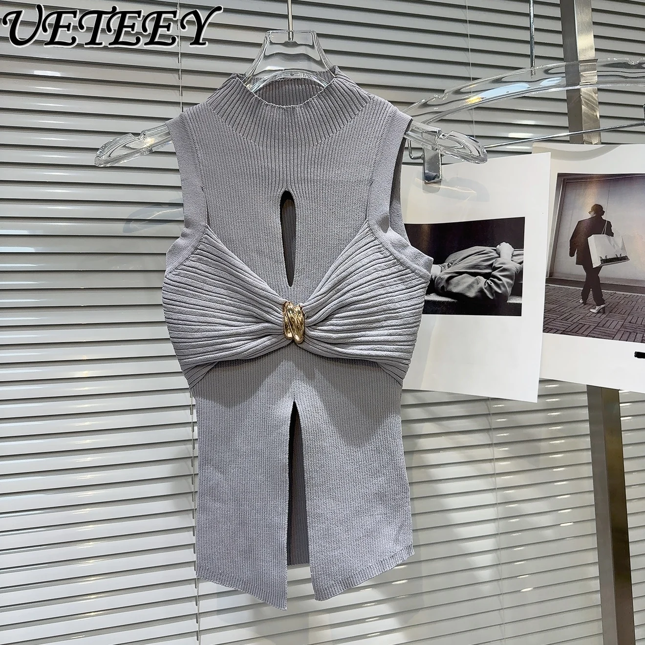 夏の新作、気品漂うセレブ風、メタルバックルデザインのノースリーブスタンドカラータンクトップ、スリムフィットニットベスト（レディース）