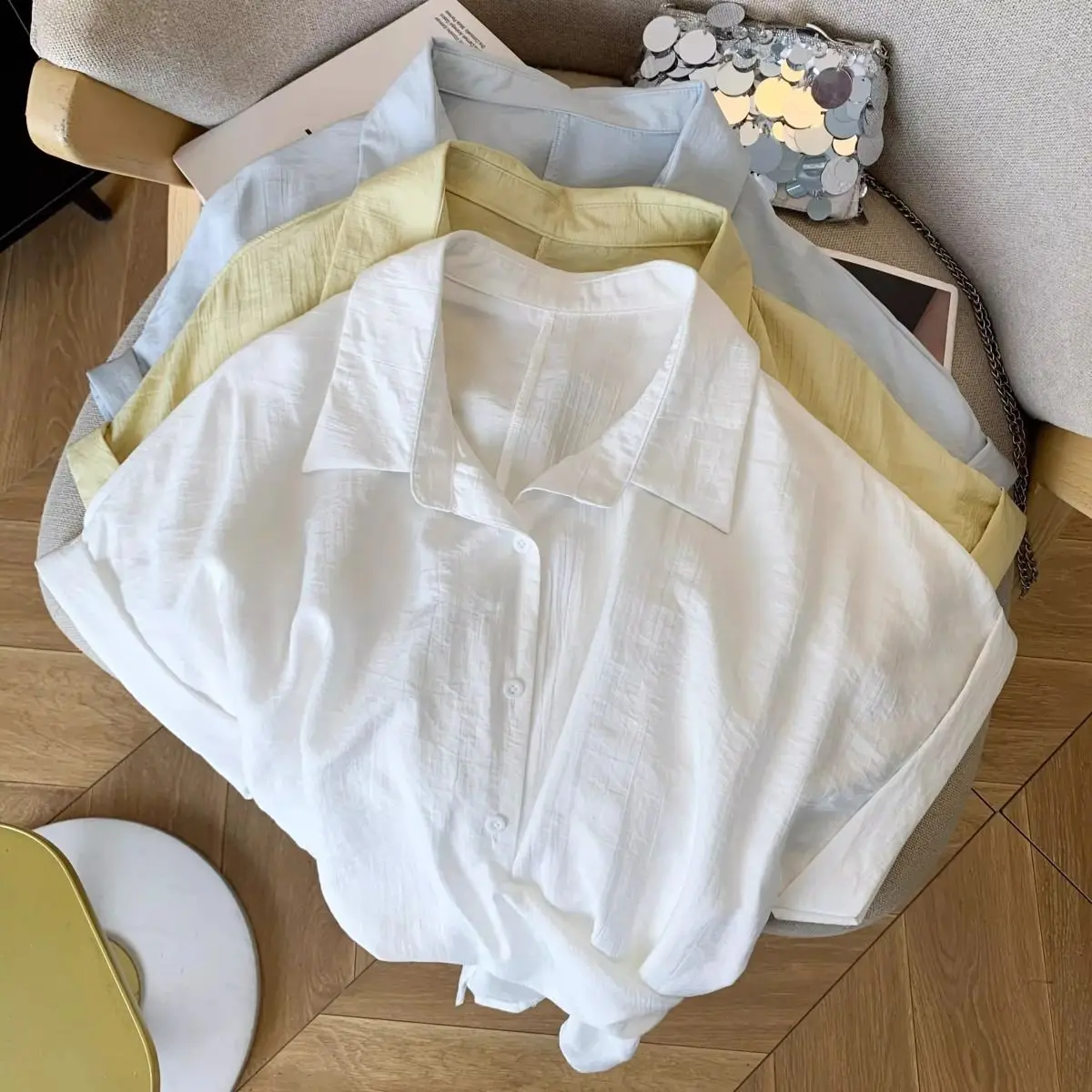 قميص نسائي أزرق على الطراز الكوري من مصنع قوانغتشو الثالث عشر، موضة صيفية بأكمام قصيرة وياقة بولو ضيقة