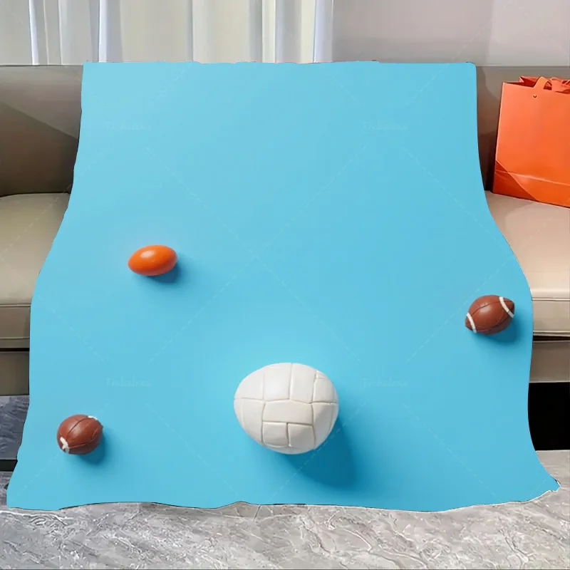 قطعة واحدة من بطانية الفانيلا الرياضية الزرقاء مع كرات القدم والكرة الطائرة لمشاعر يوم اللعبة