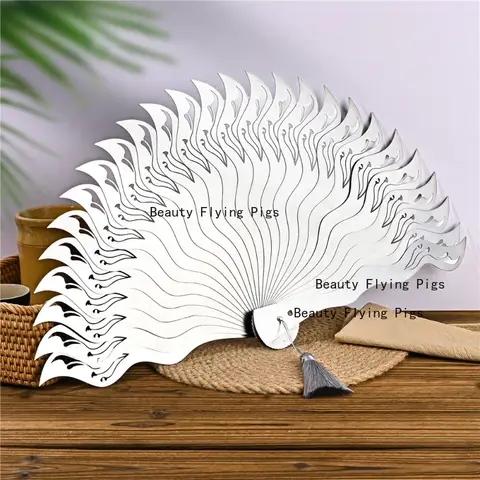 Ventaglio antico in stile cinese Ventaglio cavo in acciaio inossidabile Kung Fu/Tai Chi Puntelli Ventaglio pieghevole portatile in metallo per adulti Artigianato in metallo