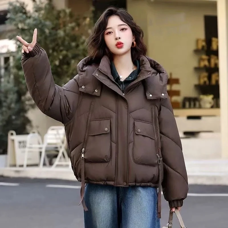 コーヒー色の女性のショートフード付きコート 2025 冬の新韓国ルース学生ダウンコットンジャケット女性暖かいパーカー生き抜く