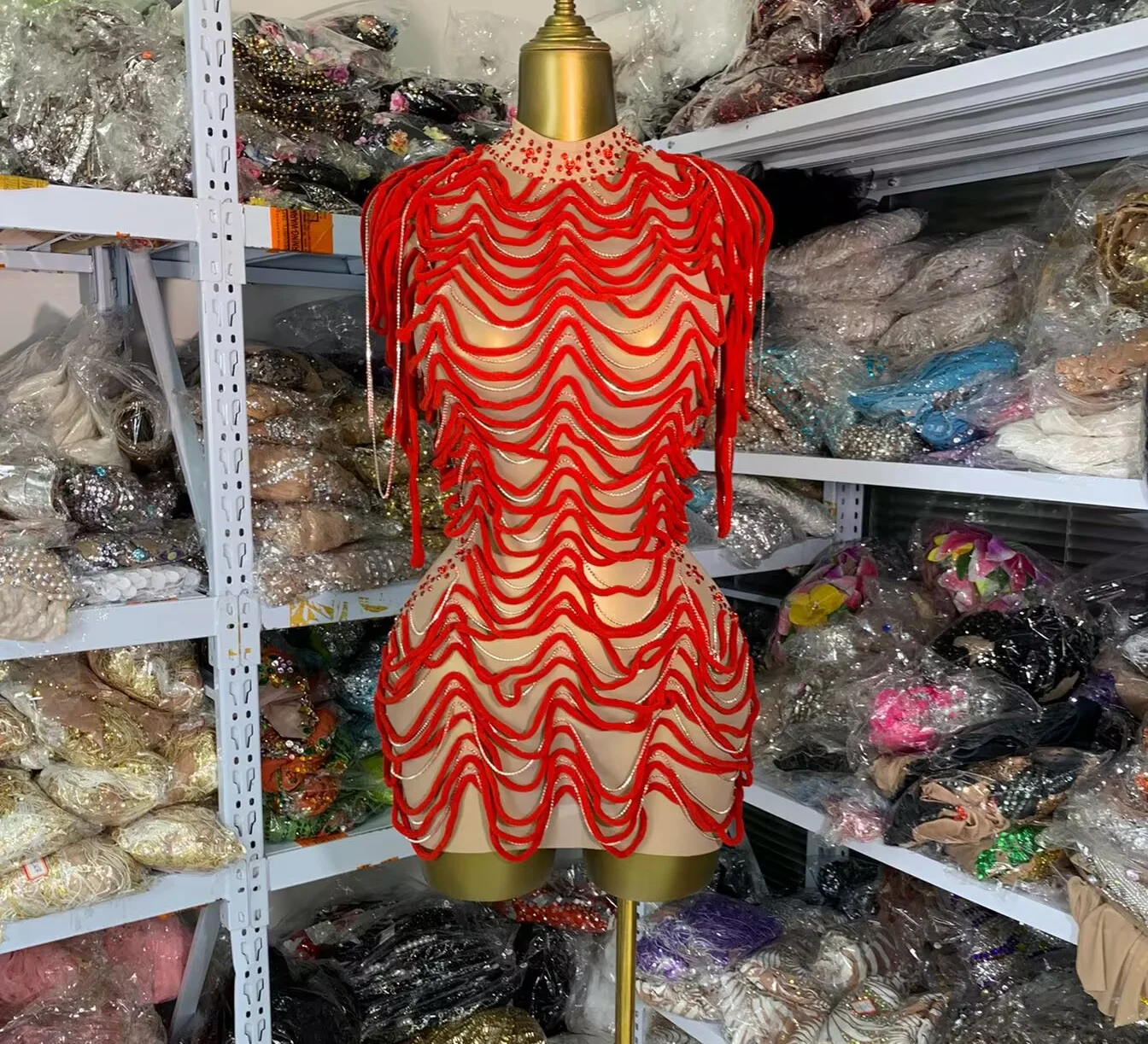 Costumi di scena di design di lusso da donna Cinturino in peluche Perline Nappa Maglia aderente Mini abito Occasioni speciali Abito da festival musicale