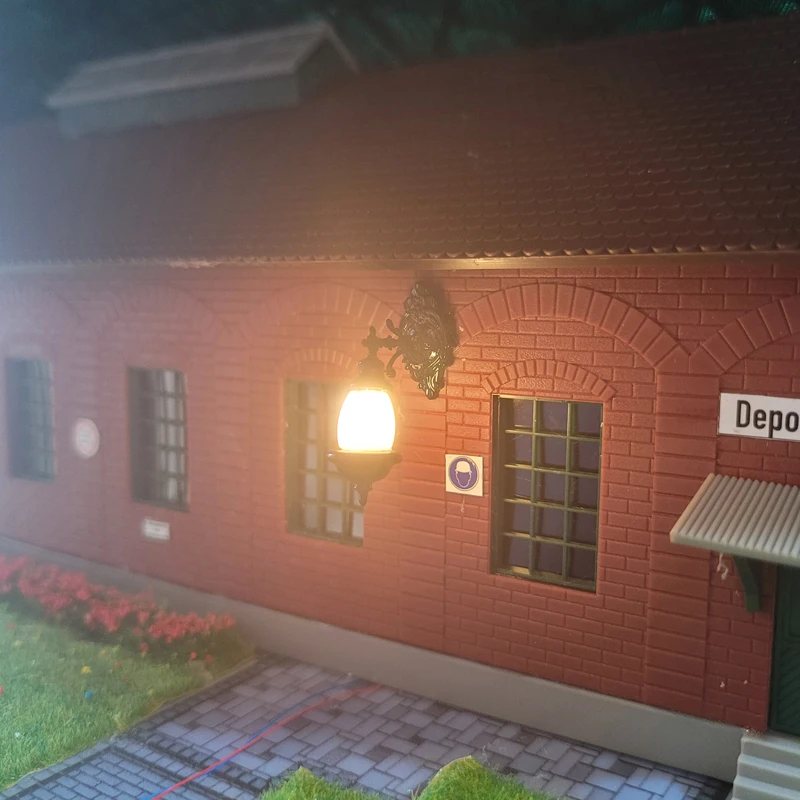 2/10 Stück 1:87 Ho Scale Classic Wall Mount Schwanenhalslampen Innenwandleuchte Modell für Puppenhaus-Layout mit kostenlosem Batteriekasten