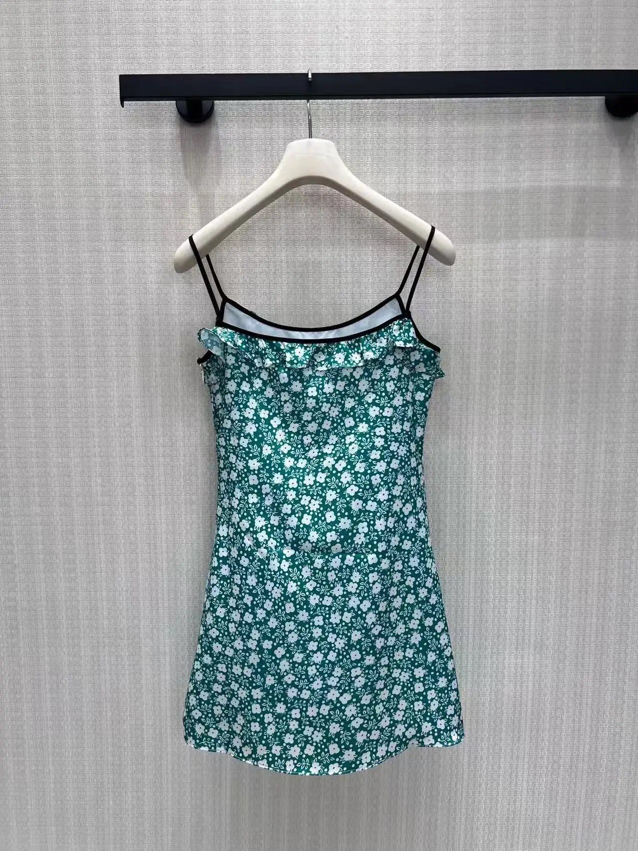 Top halter con base verde y lunares blancos y falda corta. Vestido corto floral con cuello halter y corte en A. Falda corta de verano para vacaciones.