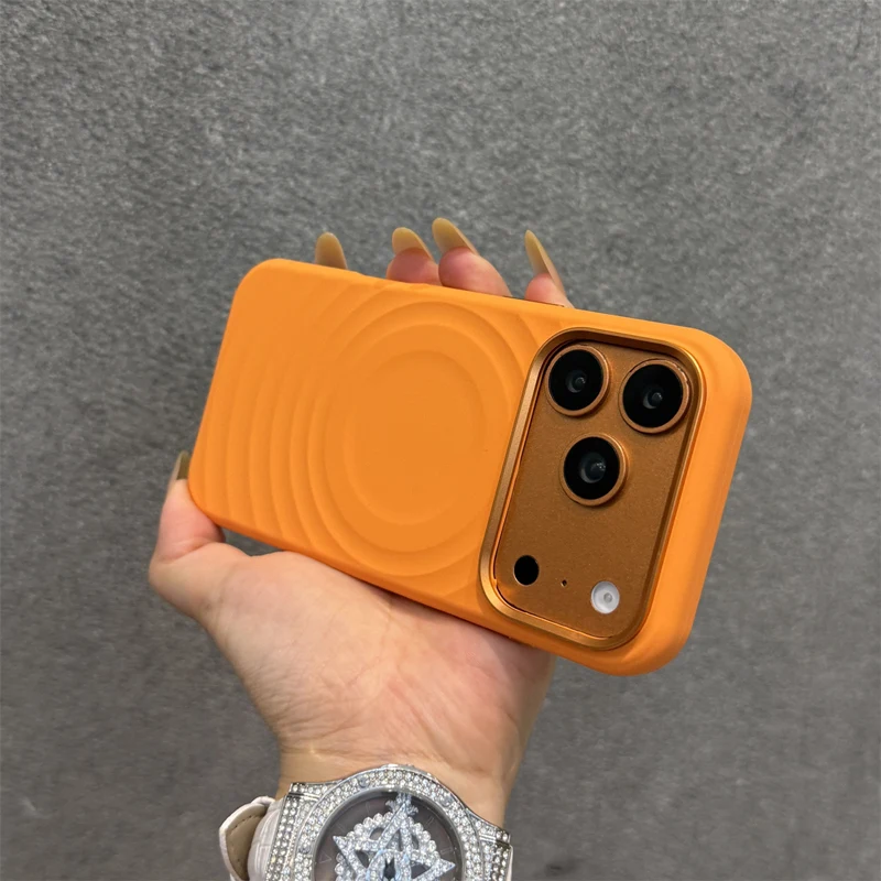 Etui na telefon MagSafe z efektem falującego się wody i metalową ramką, kompatybilne z iPhone 17, 18 Pro Max, 16 Pro, 15, z funkcją bezprzewodowego ładowania, matowe, wykonane z płynnego silikonu. — zdjęcie produktu 3