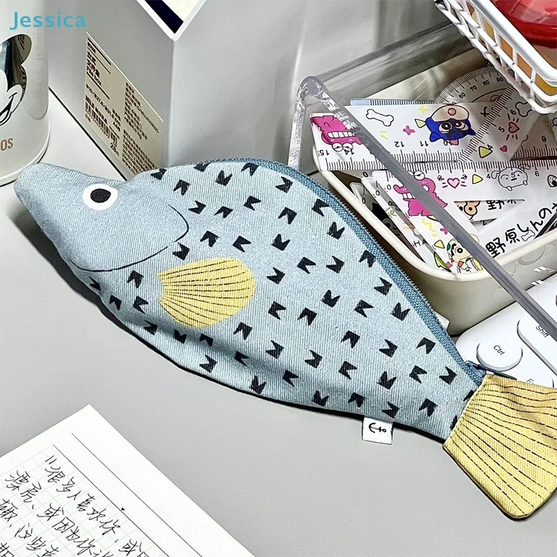 〔Jessica〕Niedliches Federmäppchen in Fischform – hellblaues Stiftetui aus Denim-Stoff für Studenten und Schreibwarenliebhaber