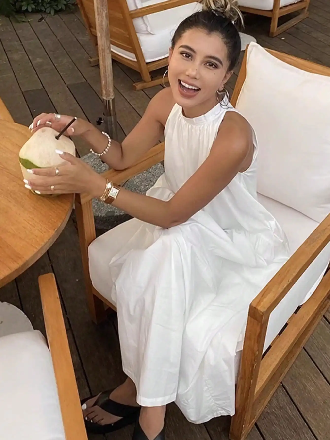 

Женское свободное платье средней длины белого цвета для повседневной летней носки