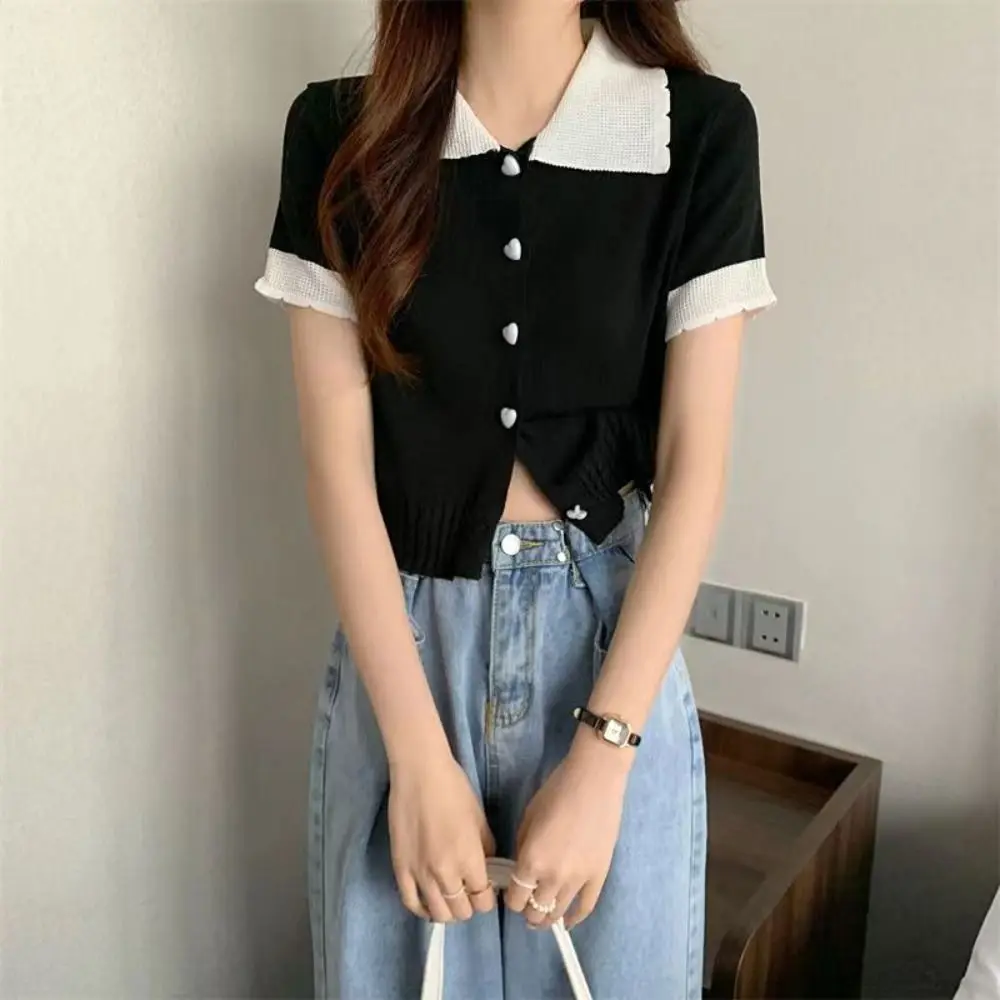 V-Ausschnitt Strick-T-Shirt mit Revers, Liebesknopf-Patchwork, Damen Slim Crop Top, Sommer-Oberteil im koreanischen Stil, Kurzarm-Oberteil für den Urlaub