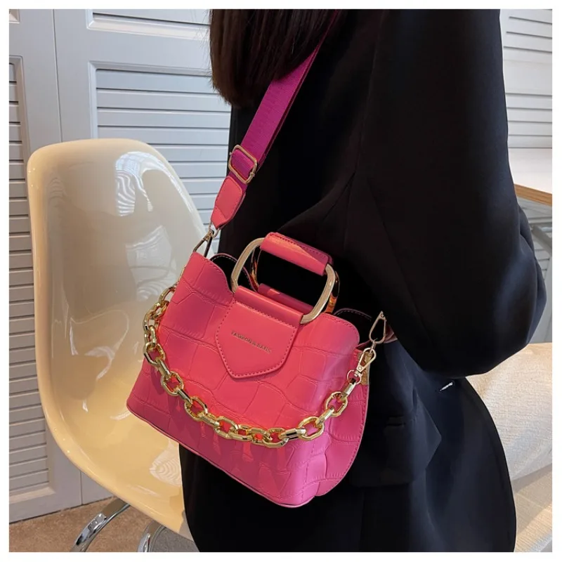 

Текстурированная ручная маленькая квадратная сумка, модная сумка подмышки, 2026, популярная новая индивидуальная женская сумка через плечо на цепочке