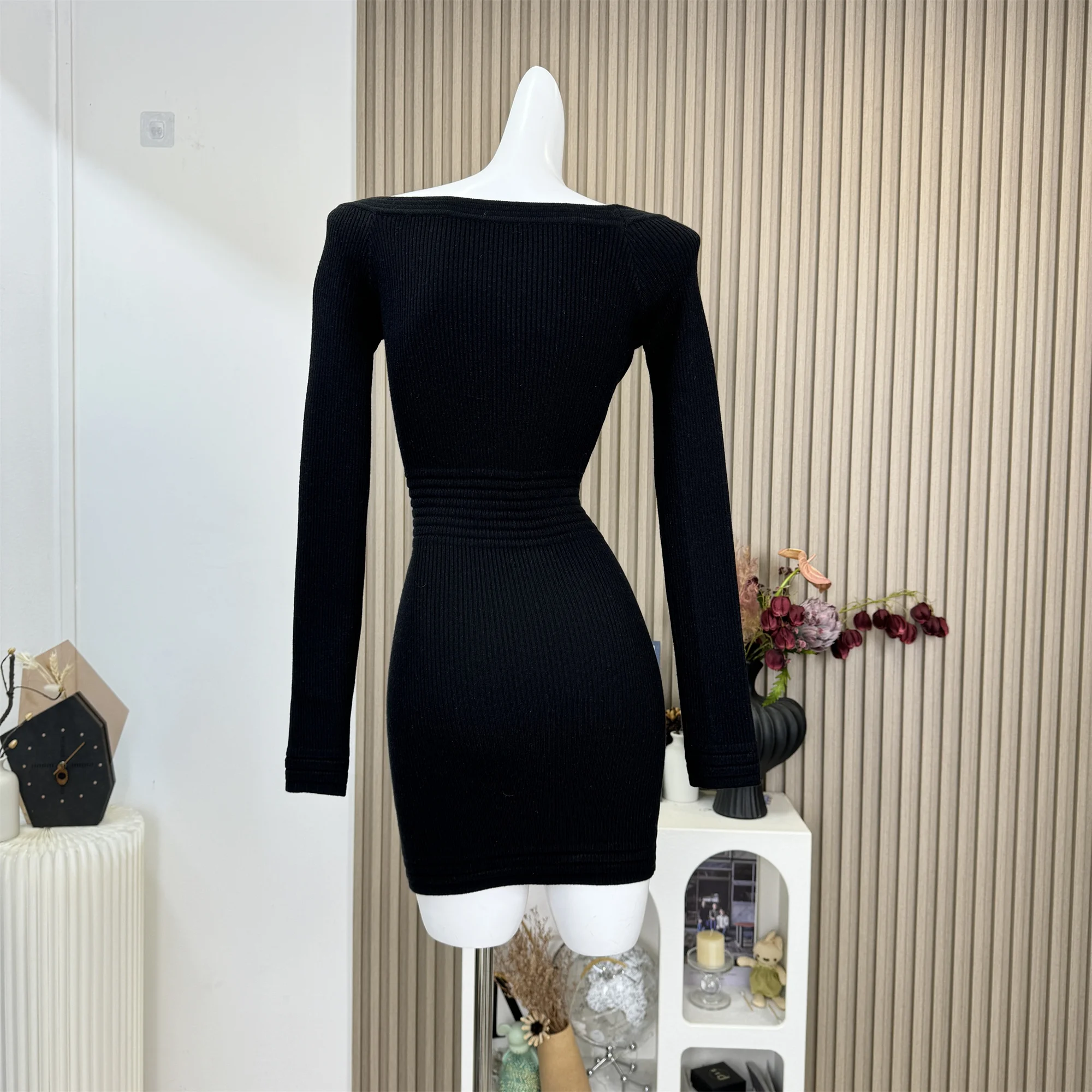 2024 Autumn and Winter New Luxury Expensive Minibus Black Knitted dress Women Golden Socialite Sle Waist Hugging Sheath Bla...