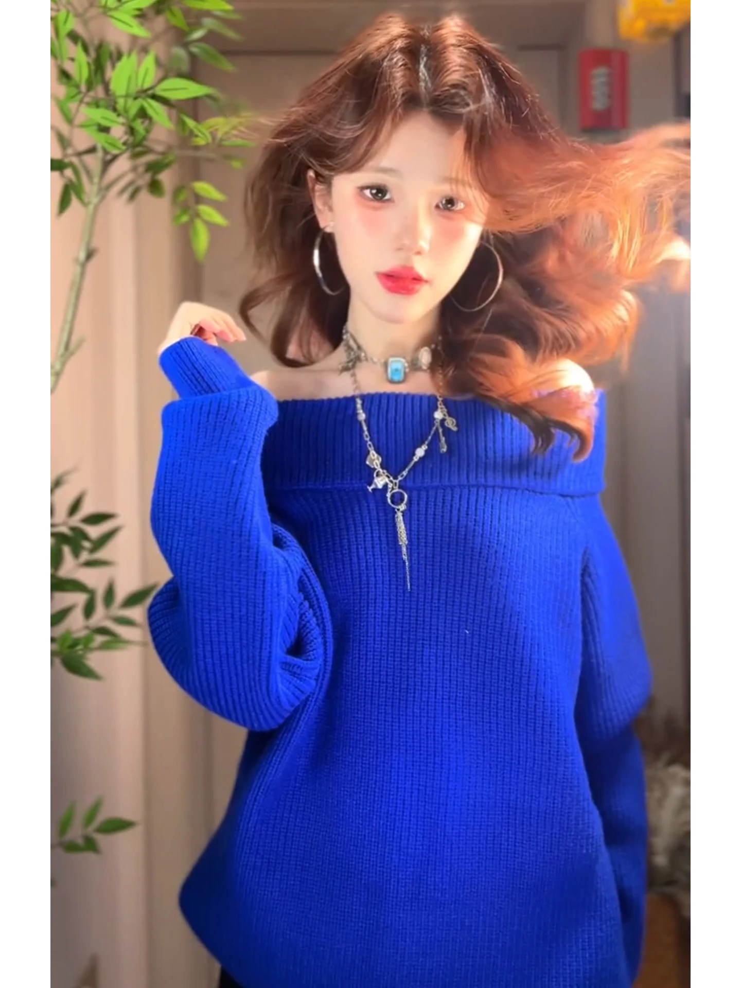 

Свитер женский вязаный свободного кроя цвета Кляйн синий, весна 2026, новинка, дизайн с открытыми плечами, очень красивый зимний топ