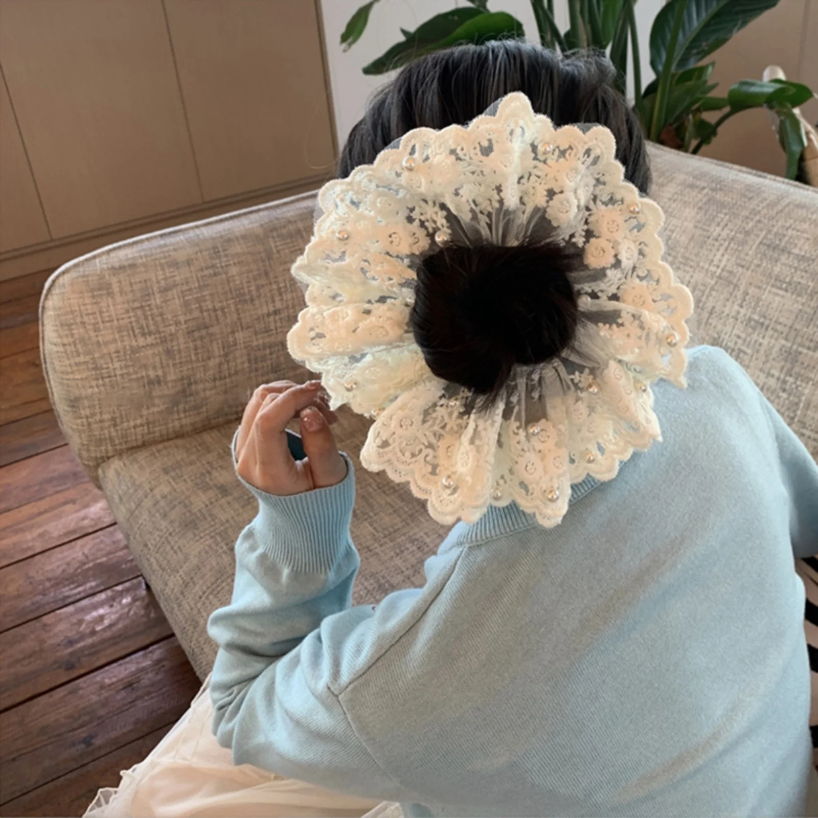 

1PC Elegant White Lace Tulle Scrunchie For Women Vintage Floral Hair Tie With Pearl Decor Romantic Hair Accessory For Summer