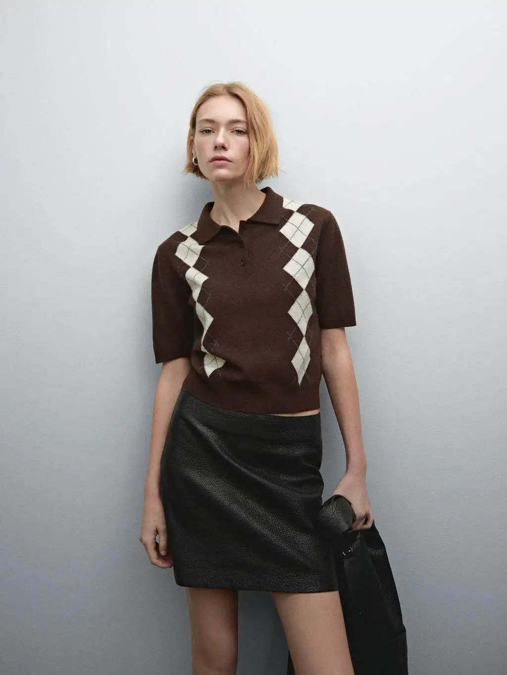 

Этнический костюм 2025 Massidutti, весенний новый стиль, английский студенческий стиль, ромбовидный крой, короткий вязаный кардиган с воротником-поло