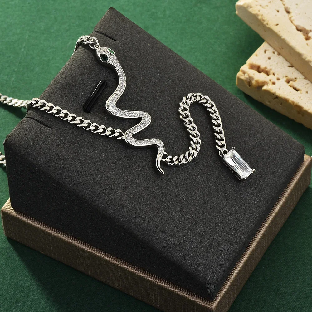 قلادة عظم الثعبان من مجموعة الخريف والشتاء هي سلسلة سترة ثعبان متعددة الاستخدامات للنساء