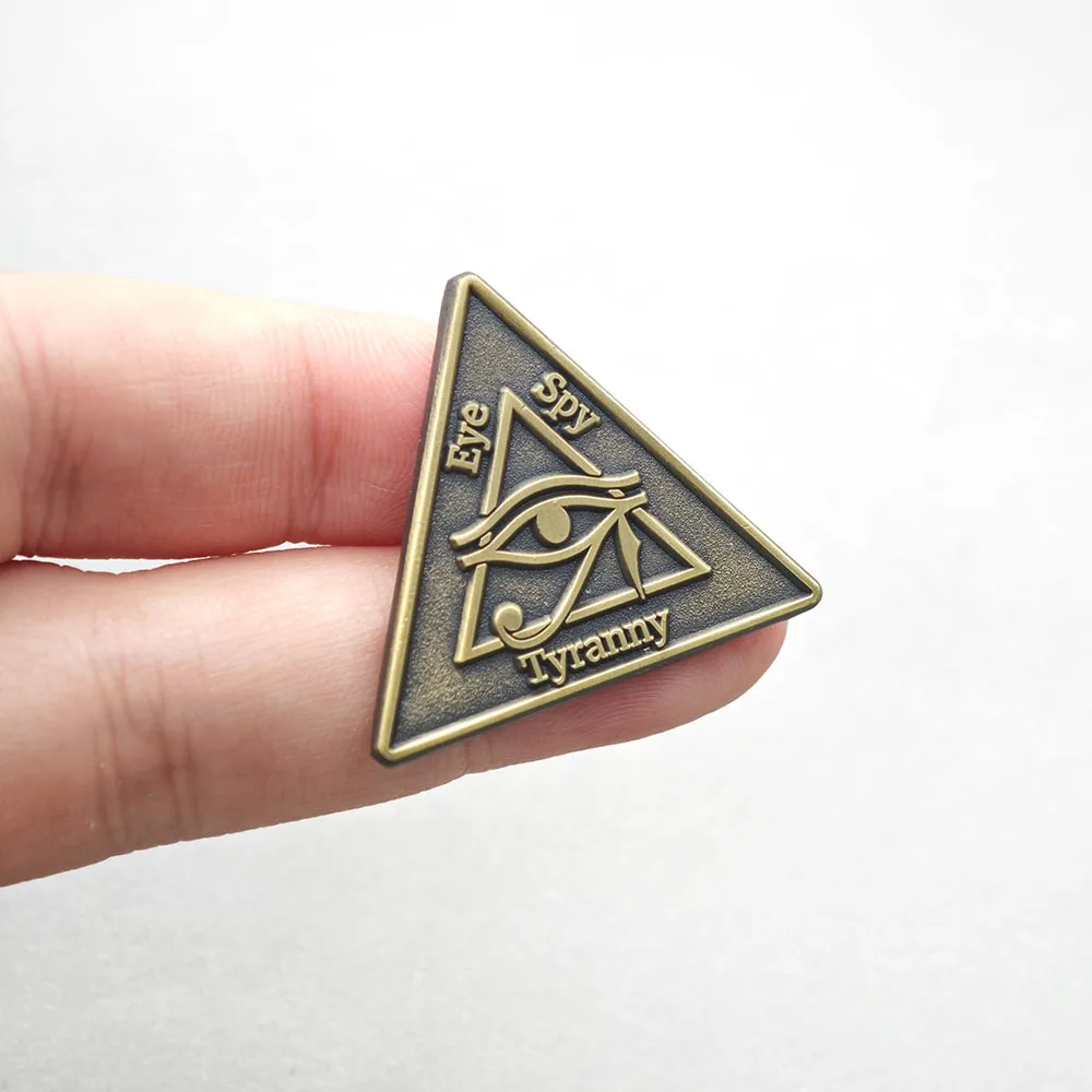 Antike ägyptische Brosche mit dem Horusauge, goldene Pyramide, dreieckiges Abzeichen, Metall-Reversnadel, mystisches, esoterisches Amulett, Schmuckgeschenk für Freunde. – Detail 4