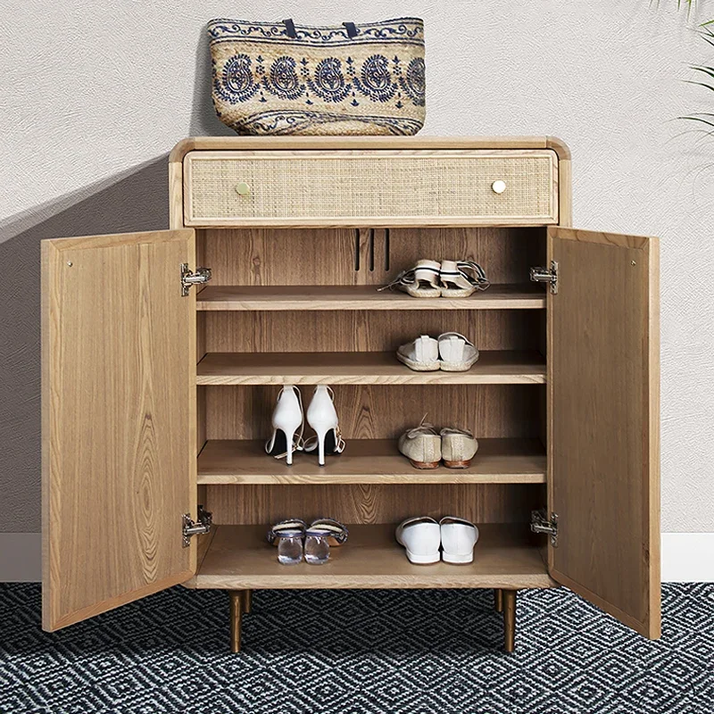 

Премиальная новинка: обувница из массива дерева для прихожей, с плетеным из ротанга отделением для хранения.