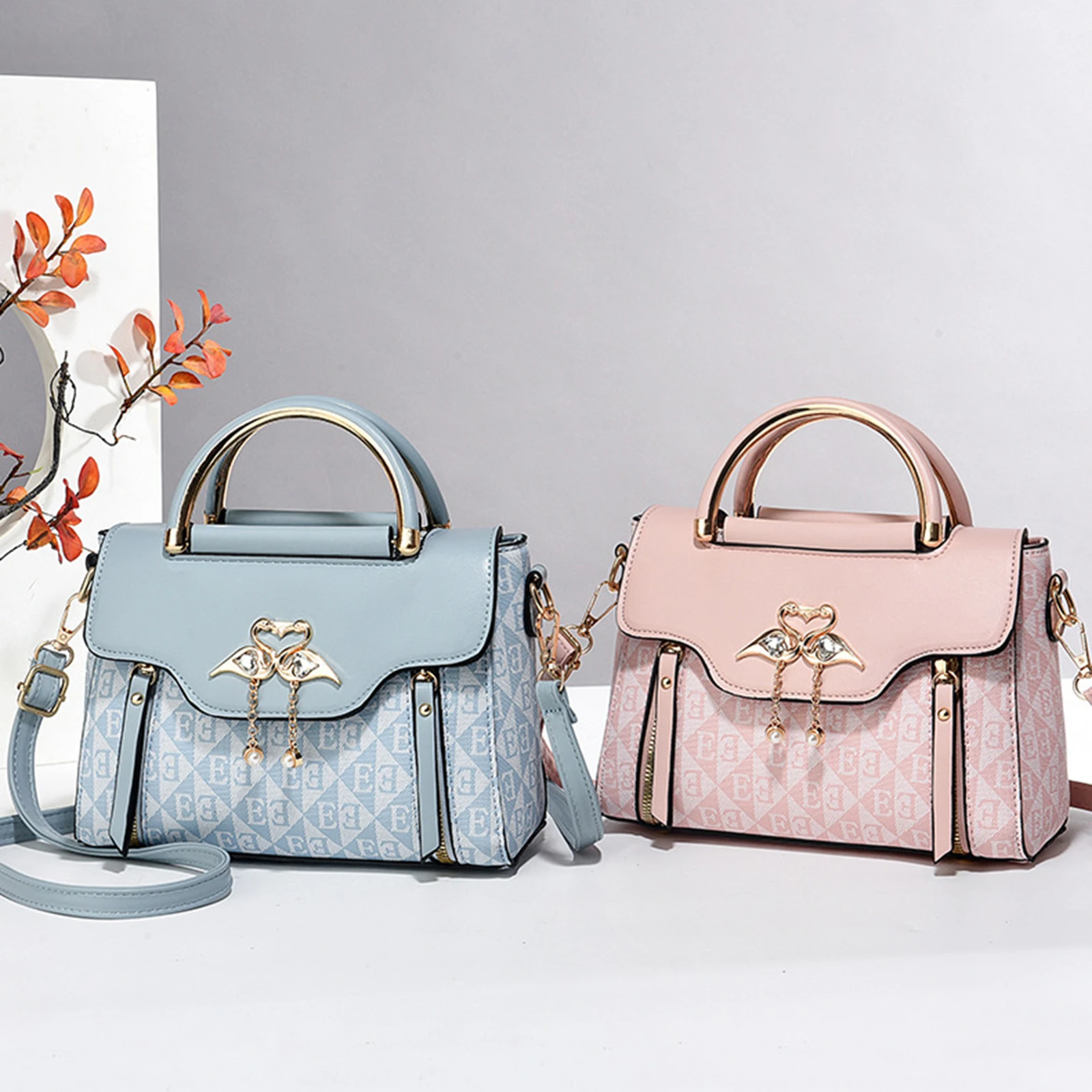 حقيبة كروس للنساء خفيفة الوزن وعصرية مطبوعة بحروف للسفر والتسوق حقيبة يد معدنية على شكل بجعة للنساء