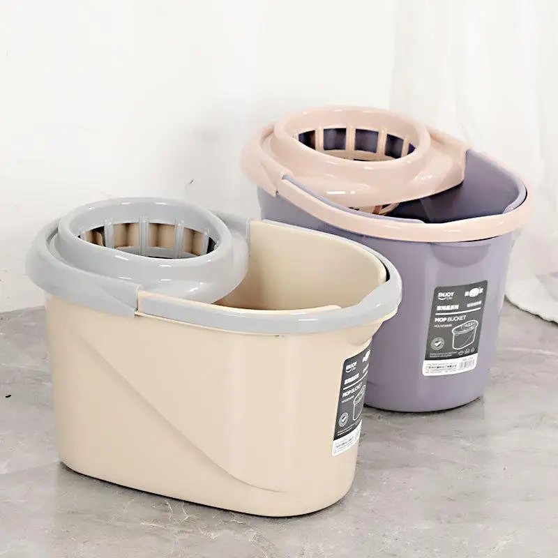 secchio-con-spazzola-in-plastica-stile-tradizionale-per-uso-domestico-con-sistema-di-spurgatura-a-pressione-manuale-e-ruote-per-la-pulizia-dei-pavimenti