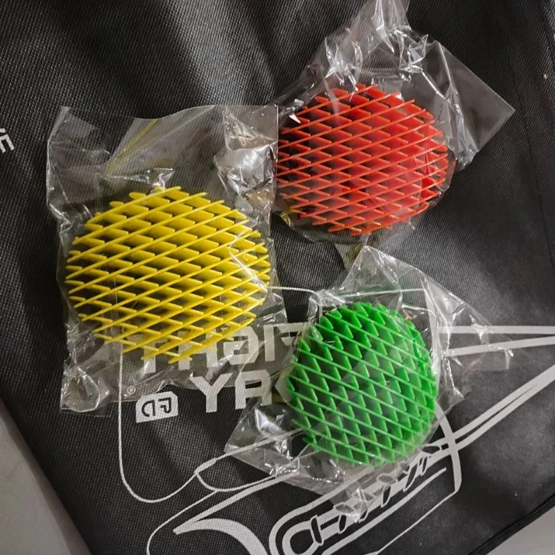 العب باستخدام الشبكة المرنة، والارتداد وتشويه الشظايا البلاستيكية، وتخفيف الضغط وتخفيف الضغط على لعبة الدودة