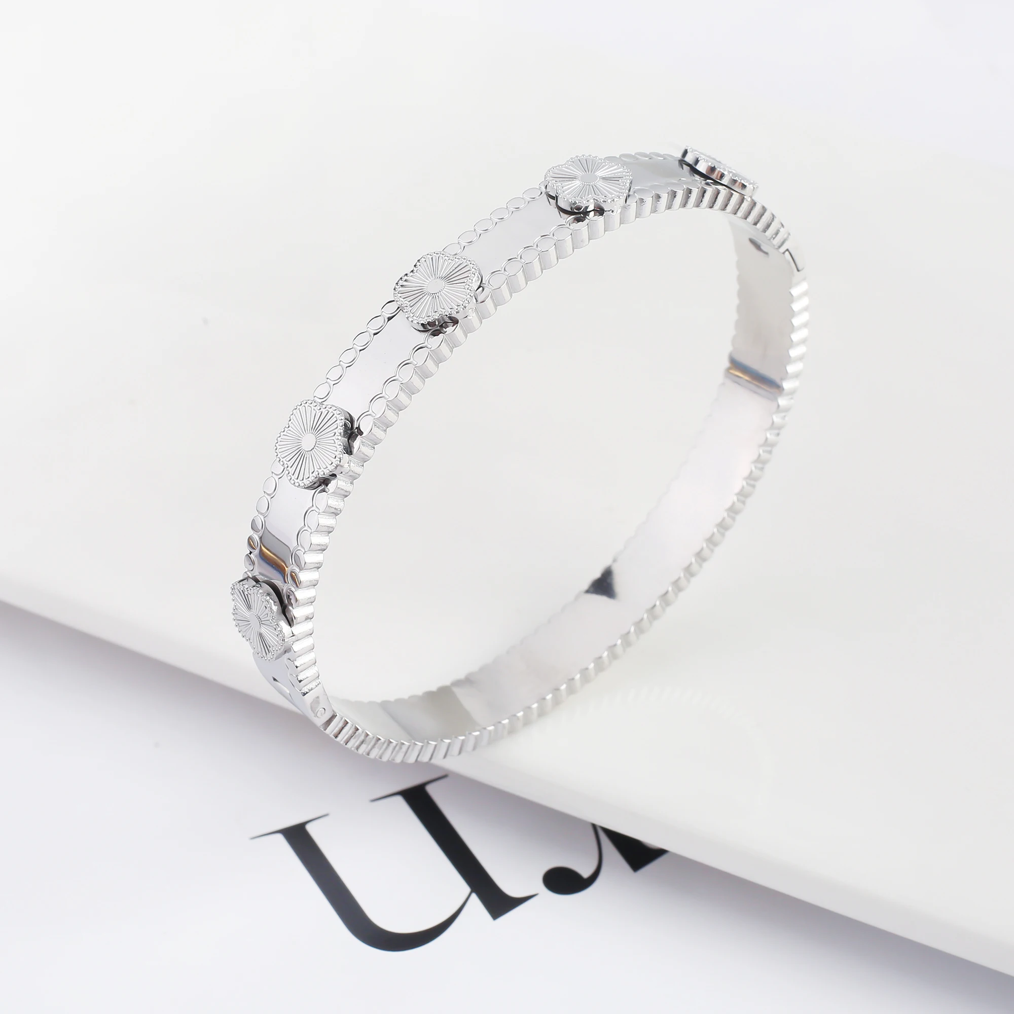 2024 New Design Metal Plant Five Leaf Flower Bracelet High Quality Y2K Style Women\'s Stainless Steel High Quality Clover