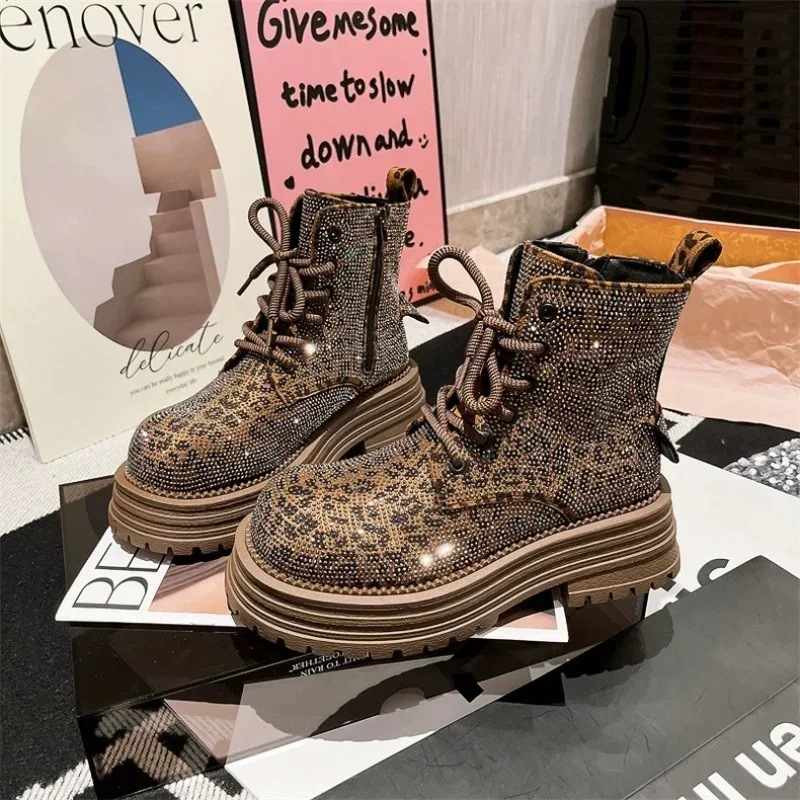 Buty damskie zimowe wzór w cętki zasznurować Rhinestone krótkie buty antypoślizgowe modna platforma na zewnątrz buty rycerskie Botas Mujer