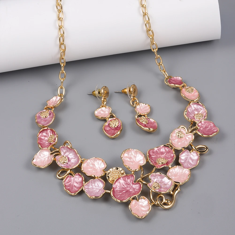 2023 Pink Enamel Leaf Choker Aesthetic Accessories Chains Gift Party Designer Luxury Fashion Pendant Jewelry Necklace for Women