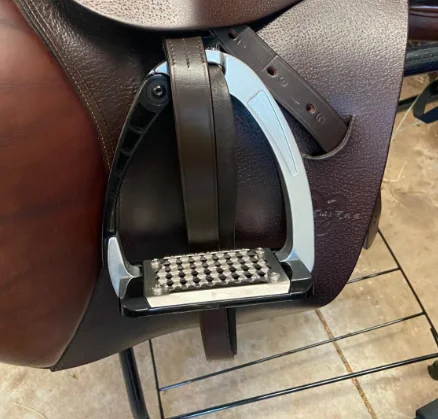 مسند للقدمين شبكي من الألومنيوم مضاد للانزلاق لركاب الحصان