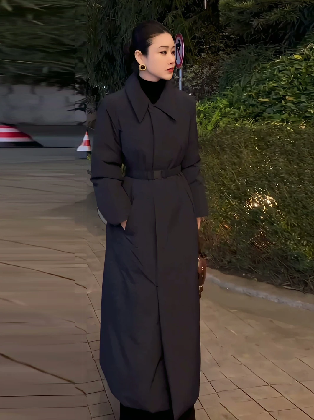 

Черная женская куртка с воротником и поясом на талии, средней длины, теплая, с эффектом высококачественного материала, для осенне-зимнего сезона