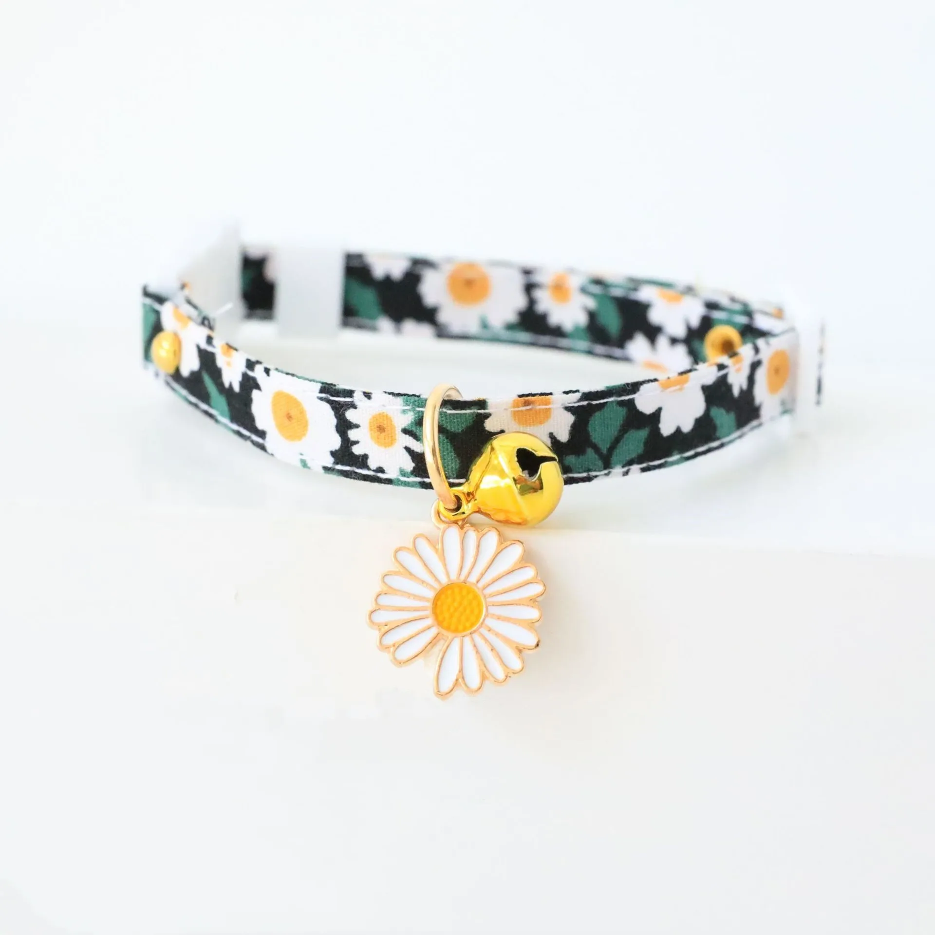 Daisy Cat Collar Adjustable Safety Collar with Bell Necklace for Cat Puppy Small Dog Flower Shape Pet Accessories Supplies