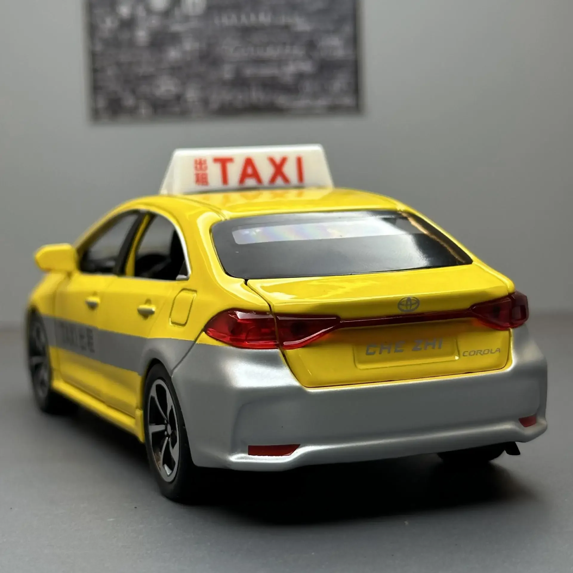 1:32 Toyota Corolla taxi lega auto diecast e veicoli giocattolo modello di auto suono e luce tirare indietro giocattoli per auto per i regali dei bambini A633