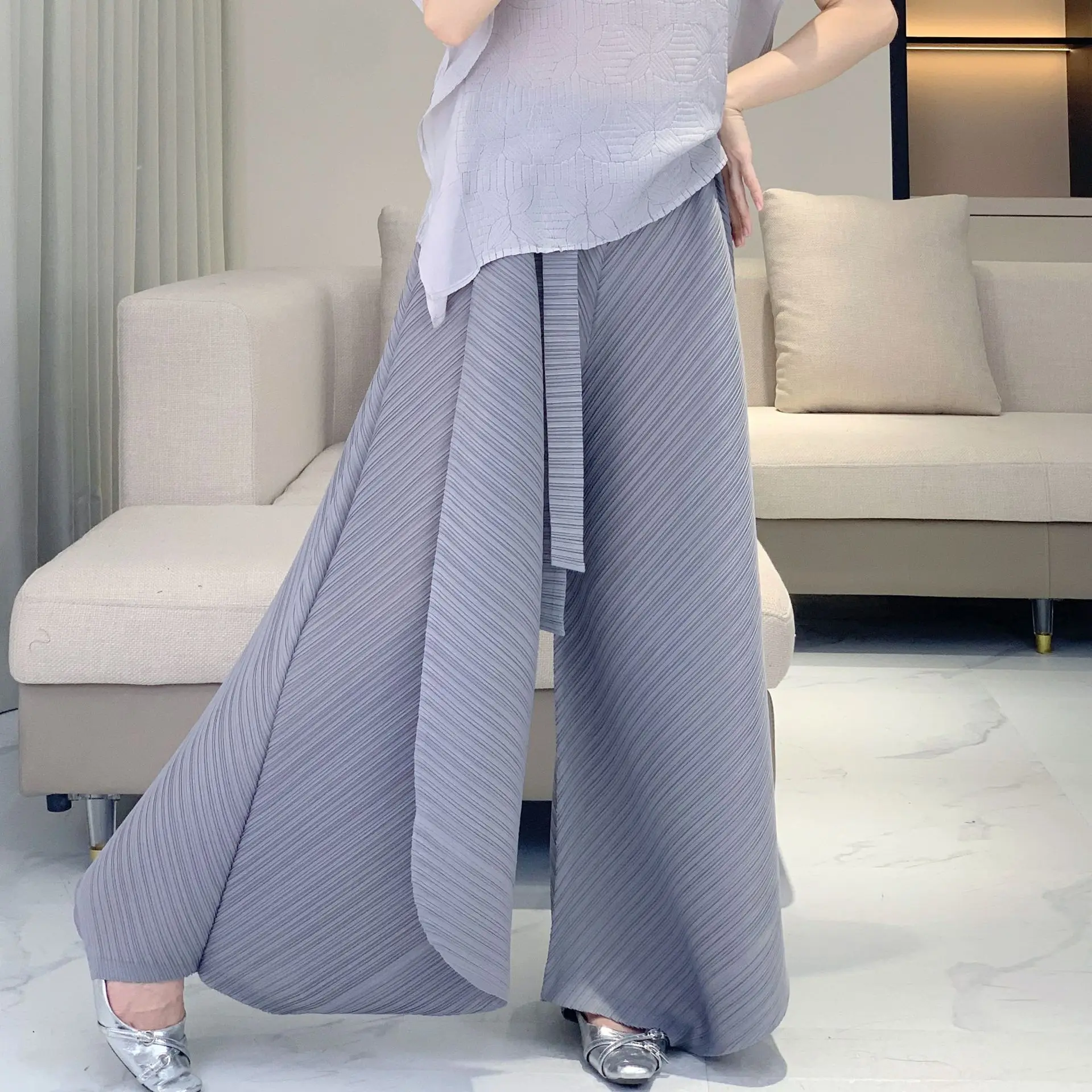 

Miyake Drape Casual Wide-leg Pants Women's Japanese Loose and Thin High-waisted Swinging Pants Elegant Design Pants Versatile