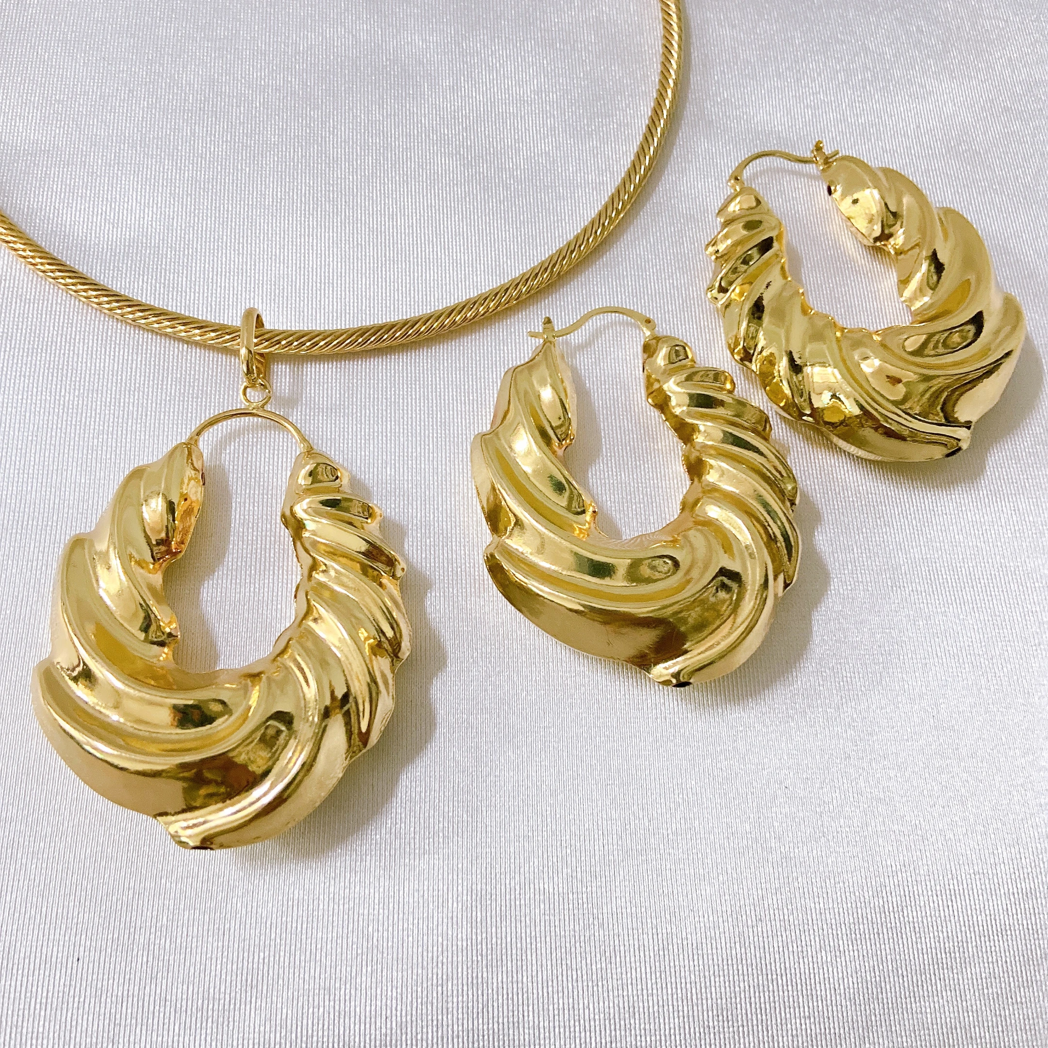 Yulaili new 24k gold-plated jewelry two-piece personalized earrings necklace high-end fashion women casual trend heavy industry
