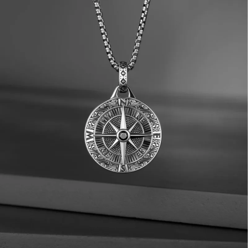 Nuevo collar con colgante de brújula de aleación respetuoso con el medio ambiente más vendido para hombre, accesorios de moda europeos y americanos.