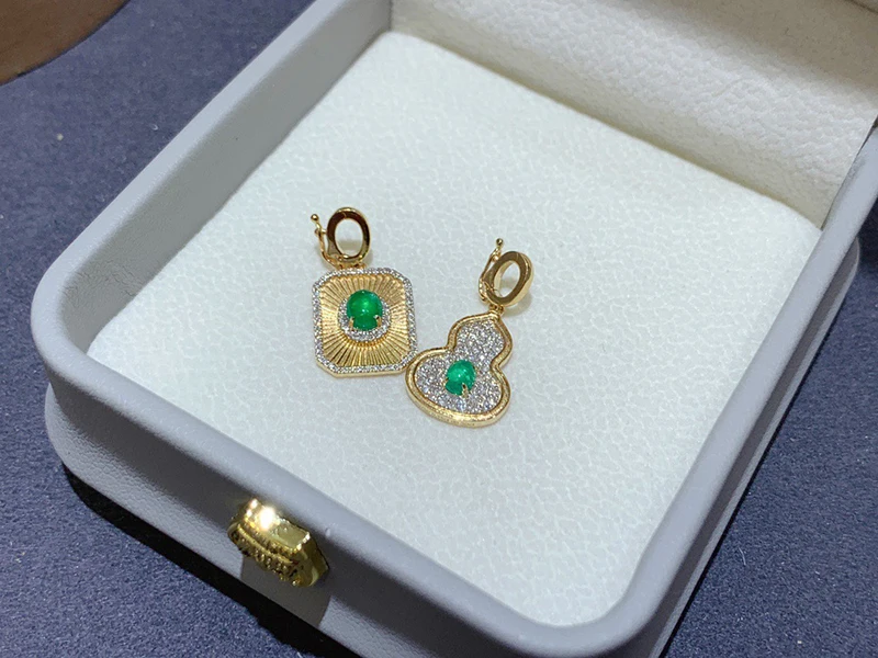 LUOWEND 100% 18K Yellow Gold Pendant Elegant Ground/Square Shape Real Natural Emerald Necklace Pendant for Women Fine Jewelry