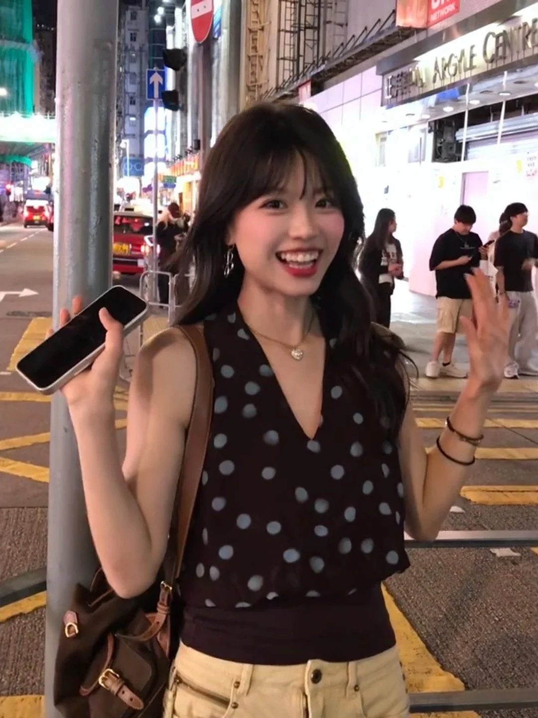 

Ретро-топ в горошек с V-образным вырезом и бретельками на шее, женский летний новый стильный облегающий топ без рукавов, свободный крой, повседневная одежда