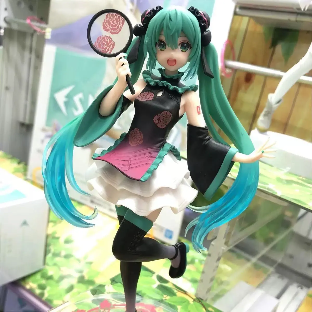 Hatsune miku anime menina figura em tradicional chinês cheongsam em pé com ventilador portátil modelo colecionável boneca para crianças presente