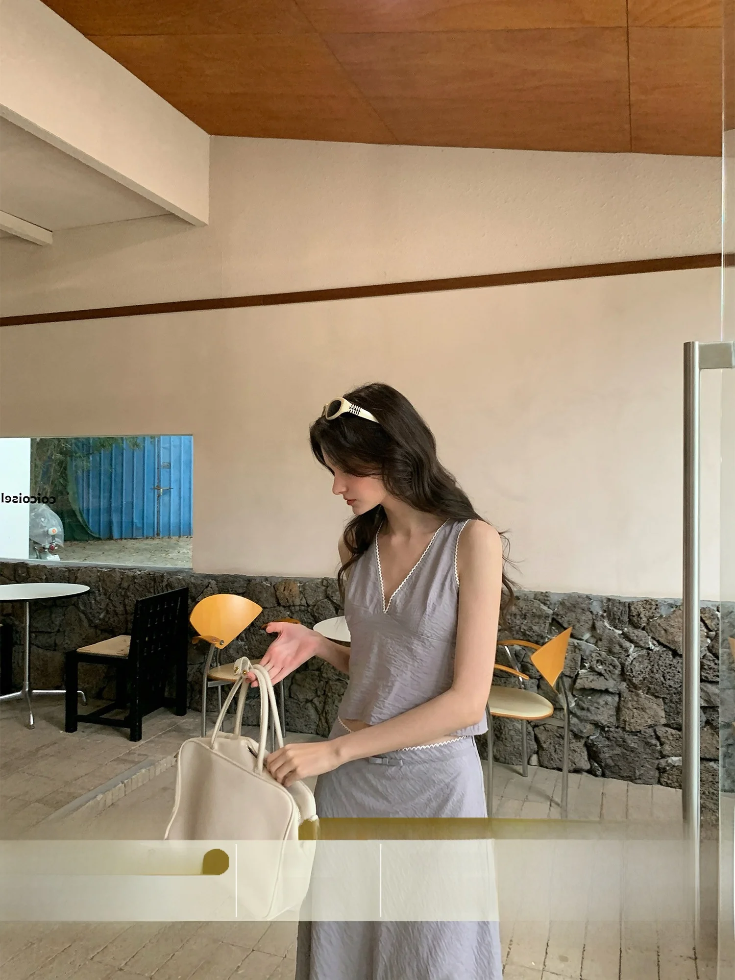 

Комплект из двух предметов: утягивающий топ с высокой талией и V-образным вырезом без рукавов, а также миди-юбка. Женская летняя модная повседневная одежда, удобная посадка.