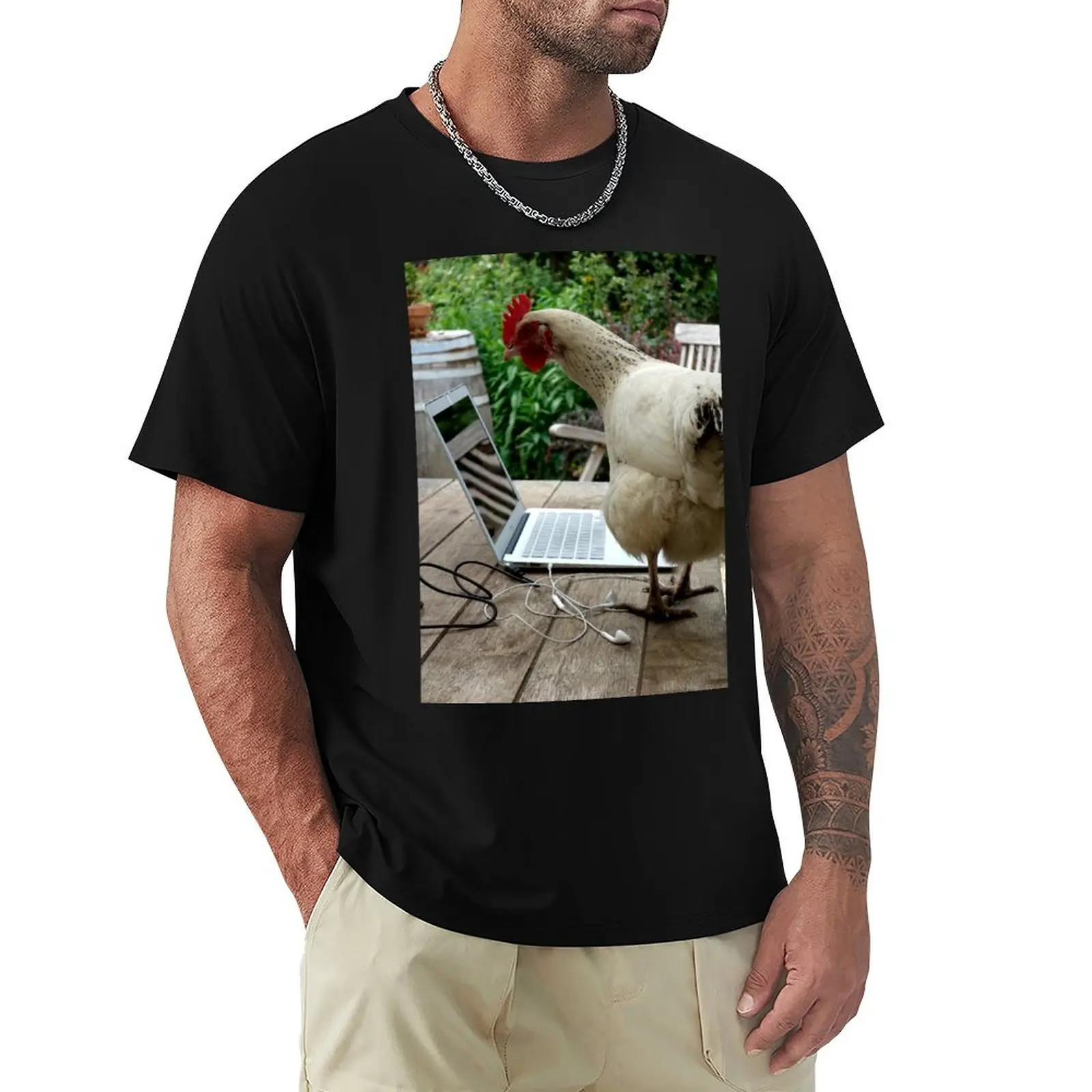 Chicken looking into a computer T-Shirt Soft Casual Short Sleeve Cotton Tee