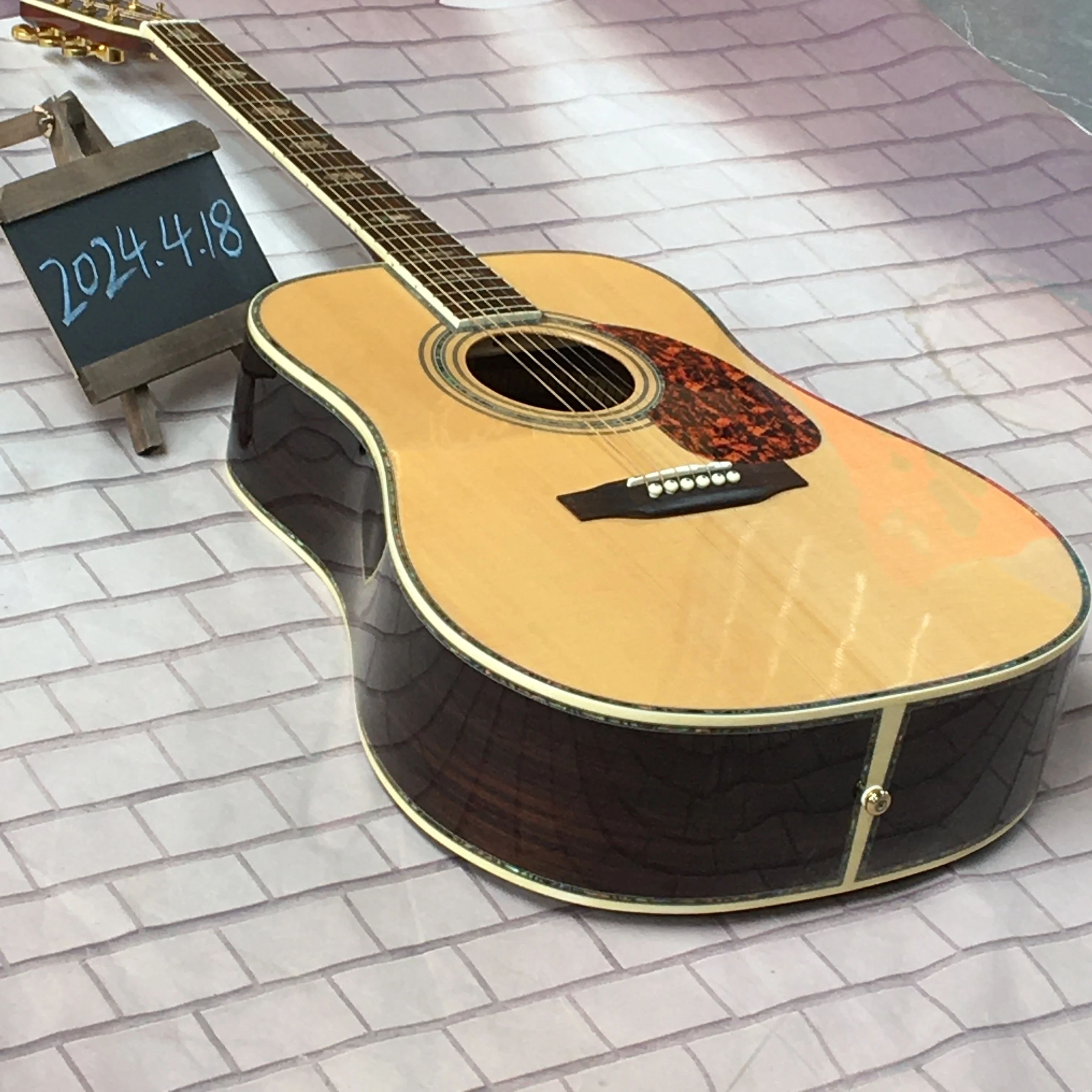 

acoustic guitar made of spruce, single-board,41-inch
