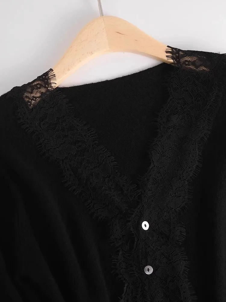 بلوزة نسائية خريفية أنيقة بأكمام طويلة وتصميم محبوك مع تطريز دانتيل ولون واحد بأسلوب فرنسي وياقة على شكل V وإغلاق بأزرار