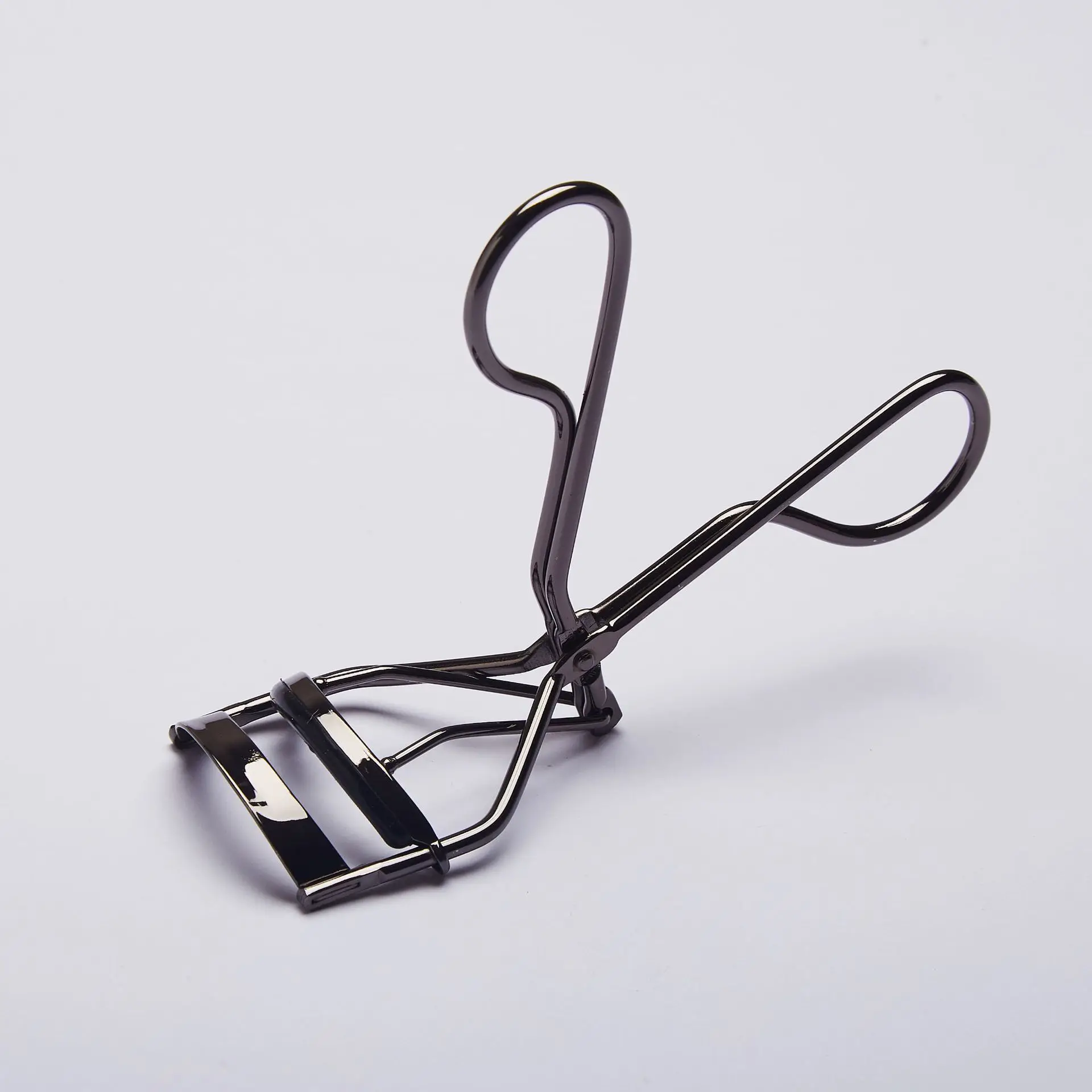 All-in-One Eyelash Curler Ergonomic Metal Design Seamless Curling for Natural Sunflower Effect No-Pinch Beauty Essential