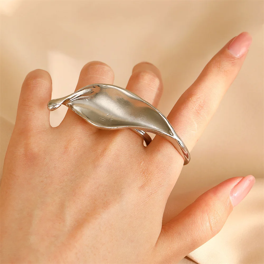 Übertriebener, unregelmäßig geformter offener Ring mit leichtem Luxus- und High-End-Feeling, Zeigefinger-Ring, trendiges Party-Accessoire. – Detail 5