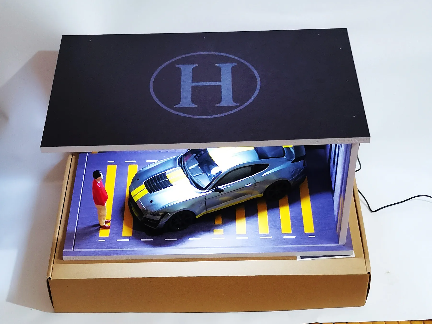 Diorama-Garagen-Vitrine im Maßstab 1:18, LED-Licht-Simulations-Parkplatz-Szenenmodell, staubdichte Ausstellungsbox für die Sammlung von Druckgussautos – Detail 3